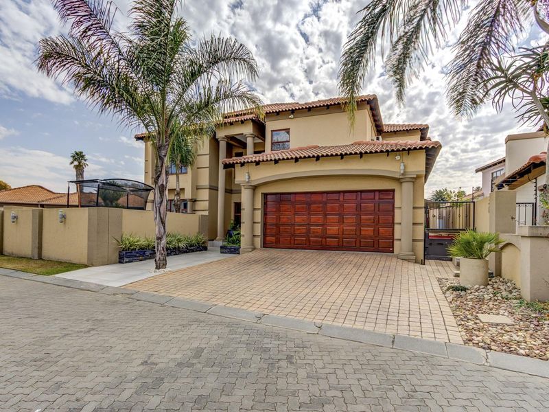 SPACIOUS, SOPHISTICATED CLUSTER IN VILLA LUCIANA! - Photo 2