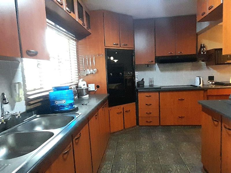 Sunford 4-Bedroom Haven: Perfect for Modern Family Living - Photo 5