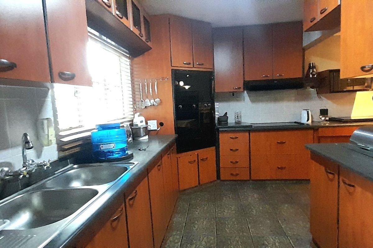 Sunford 4-Bedroom Haven: Perfect for Modern Family Living - Photo 5