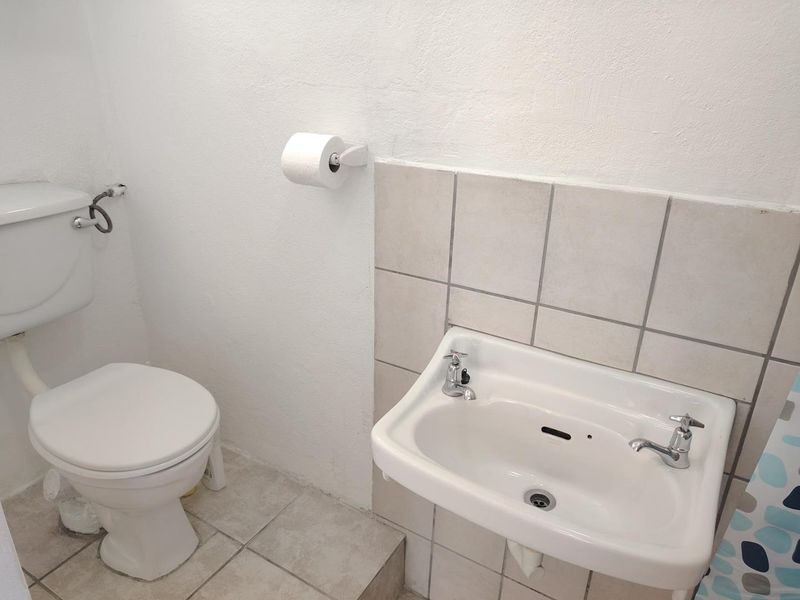 One bedroom garden cottage in Parow North - Photo 9