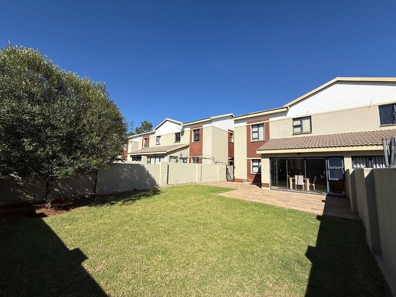 Stylish 3-Bedroom, 2-Bath Home Featuring Double Garage and Tranquil Private Garden - Photo 2