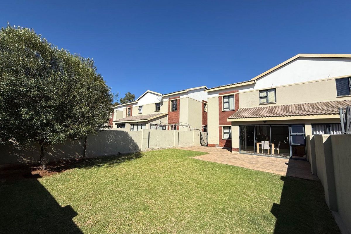 Stylish 3-Bedroom, 2-Bath Home Featuring Double Garage and Tranquil Private Garden - Photo 2