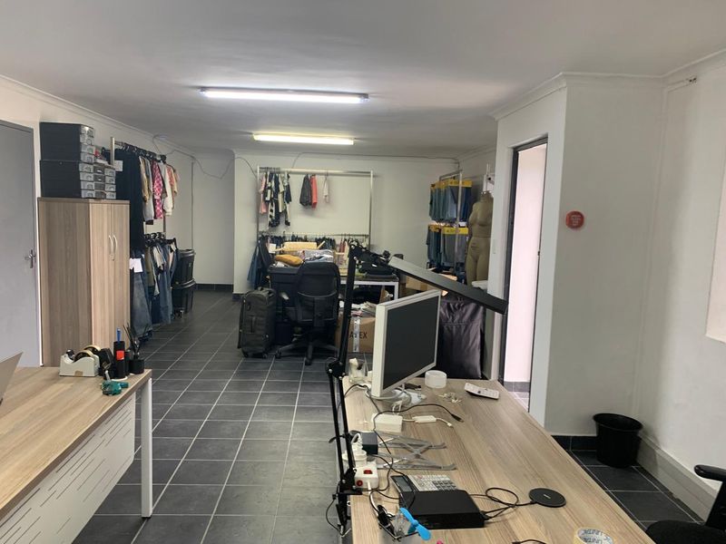 Spacious Warehouse with Office & Mezzanine – Prime Location! - Photo 5