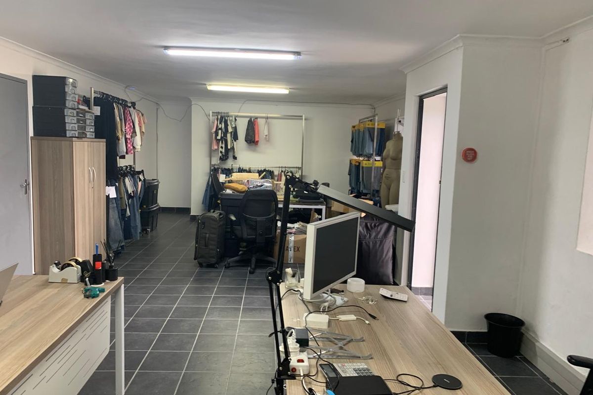 Spacious Warehouse with Office & Mezzanine – Prime Location! - Photo 5