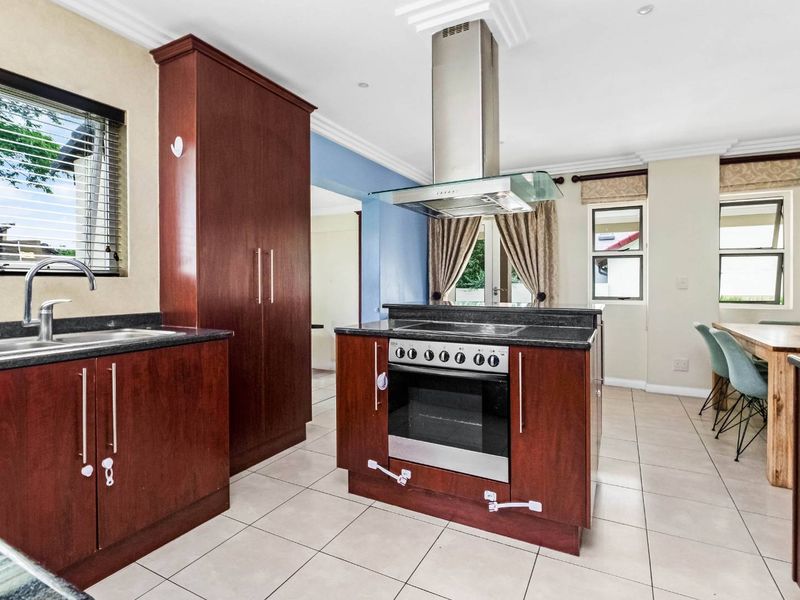 THE PERFECT FAMILY AND ENTERTAINERS HOME IN A SECURE LIFESTYLE ESTATE - Photo 4