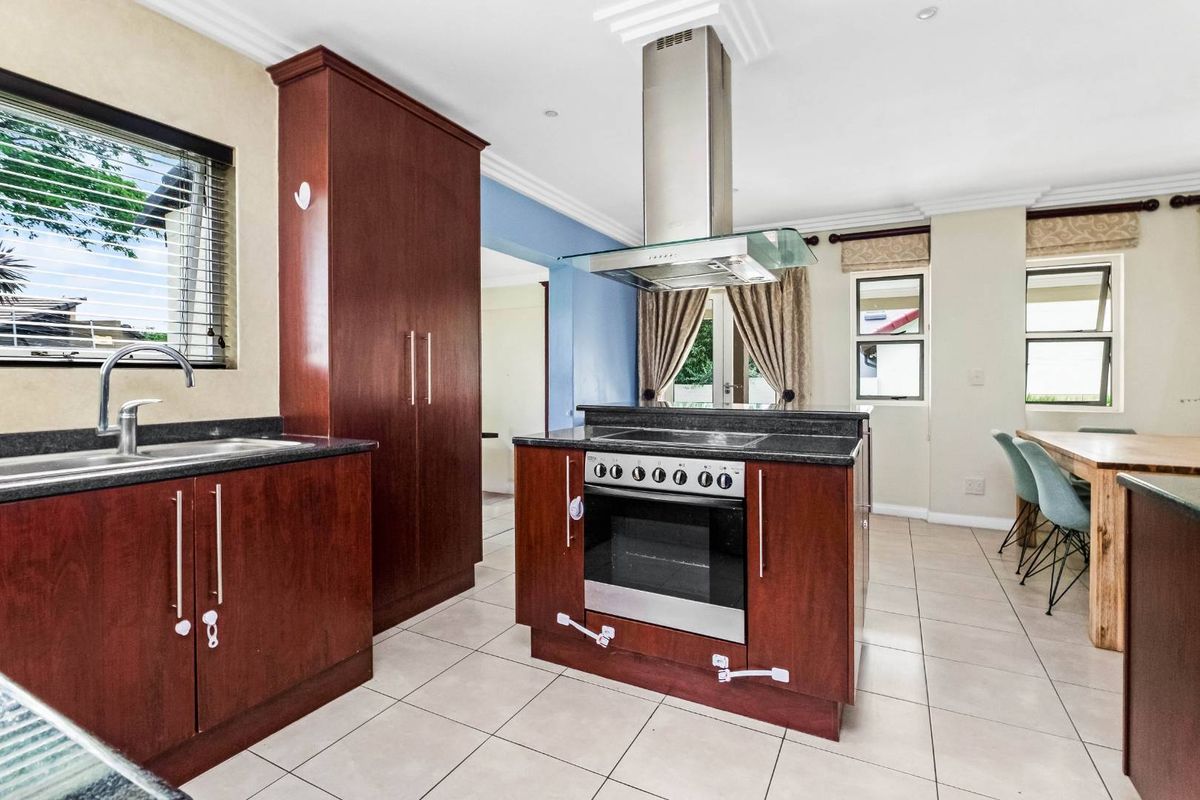 THE PERFECT FAMILY AND ENTERTAINERS HOME IN A SECURE LIFESTYLE ESTATE - Photo 4