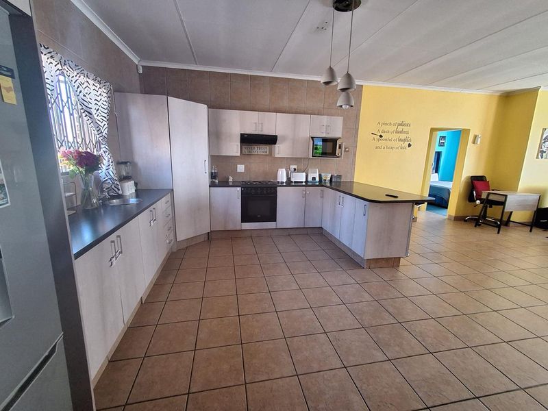 3-Bedroom Facebrick Home with Pool, Lapa, Garden Cottage & Double Garage - Photo 4
