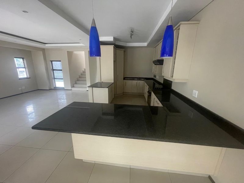 UNFURNISHED SPACIOUS MODERN DUPLEX TOWNHOUSE - Photo 8