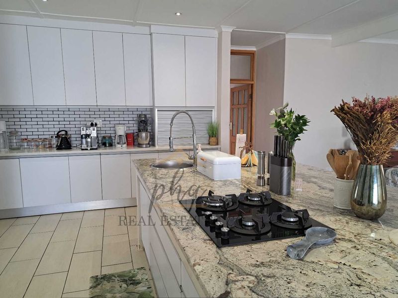 A remarkable Find!!!   Spacious 5 bedr family home with LOTS of garage space for sale in Meersig, Walvis Bay   selling for N$4.2 mil - Photo 4