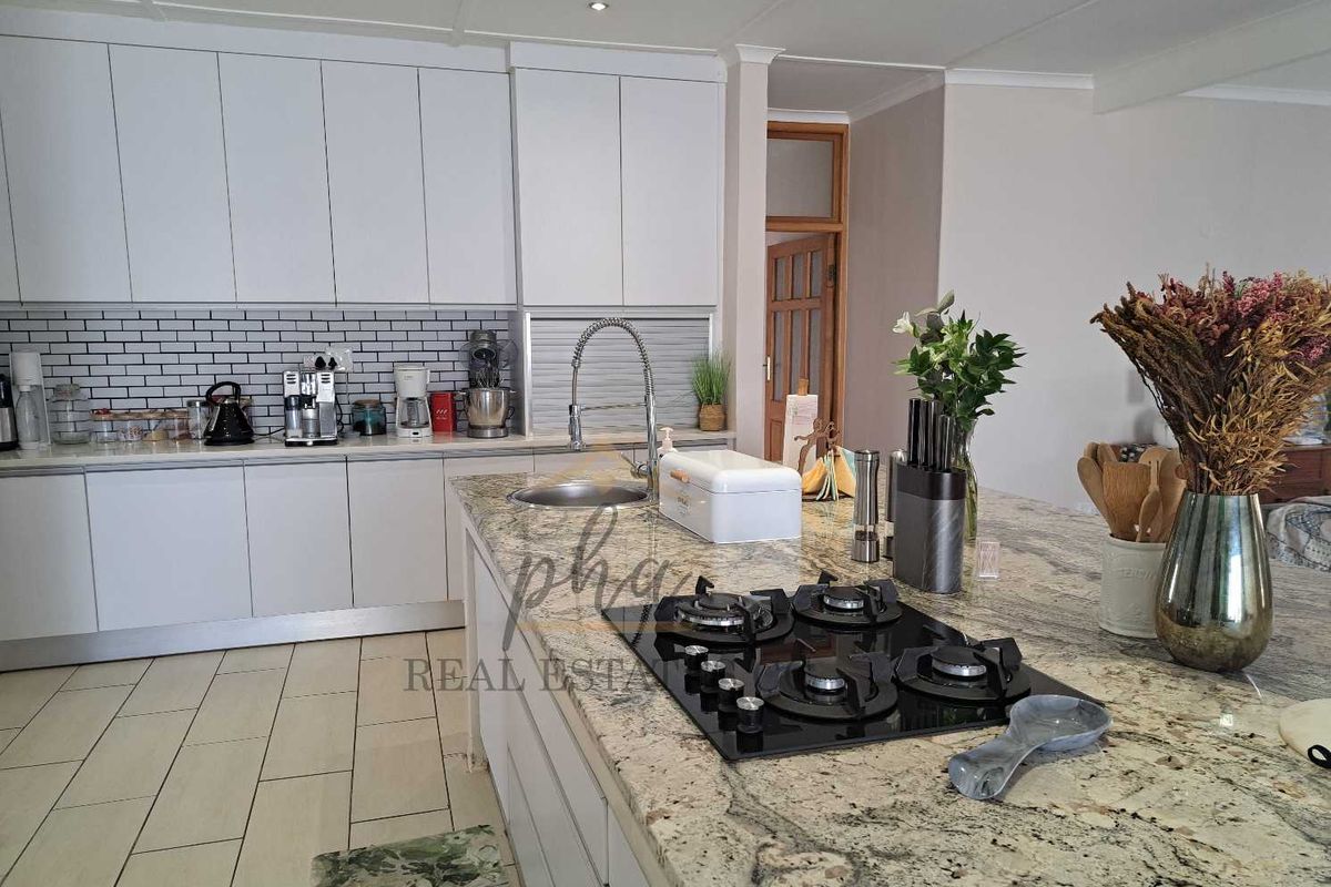 A remarkable Find!!!   Spacious 5 bedr family home with LOTS of garage space for sale in Meersig, Walvis Bay   selling for N$4.2 mil - Photo 4