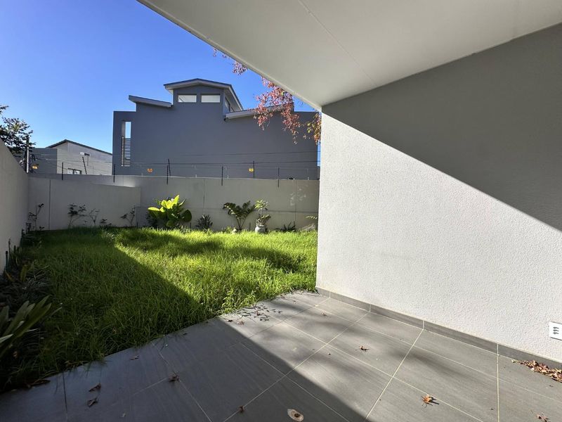 VERY PRIVATE AND MODERN 2 BEDROOM GROUND FLOOR UNIT IN BRYANSTON FOR RENT!! - Photo 9