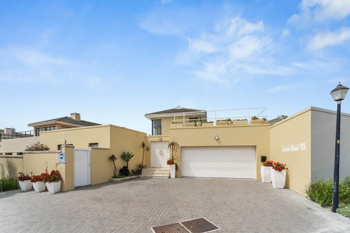 Sunset Links Golf Estate – Elegant Family Home with Income Potential - Photo 2