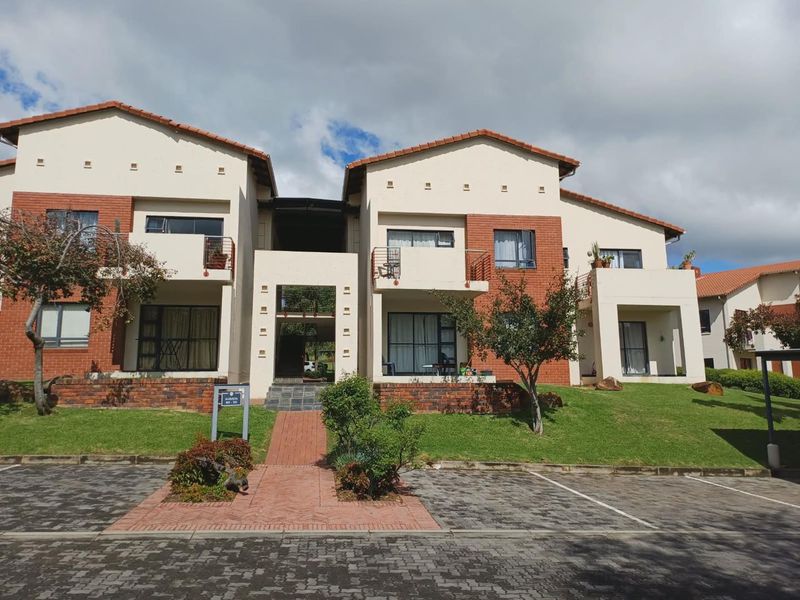 2 Bedroom 2 Bathroom modern 1st floor Apartment for sale in beautiful Golf Estate for R790 000 - Photo 4