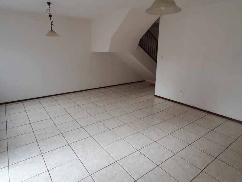 Cosy 3 bedroom, 1.5 bathroom unit for sale in Fleurhof Roodepoort - Photo 6