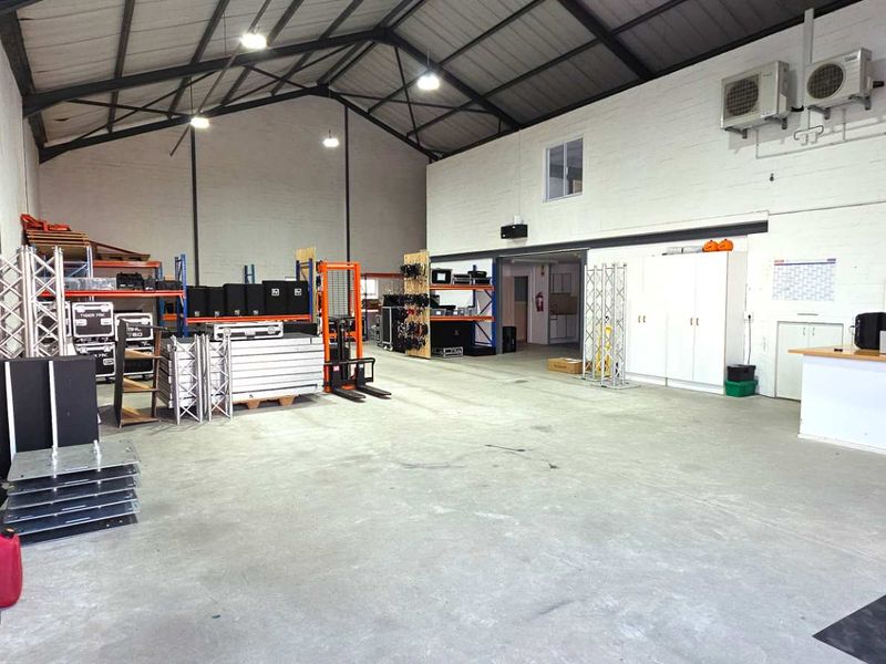 Double Volume Warehouse in Excellent Condition - Photo 2