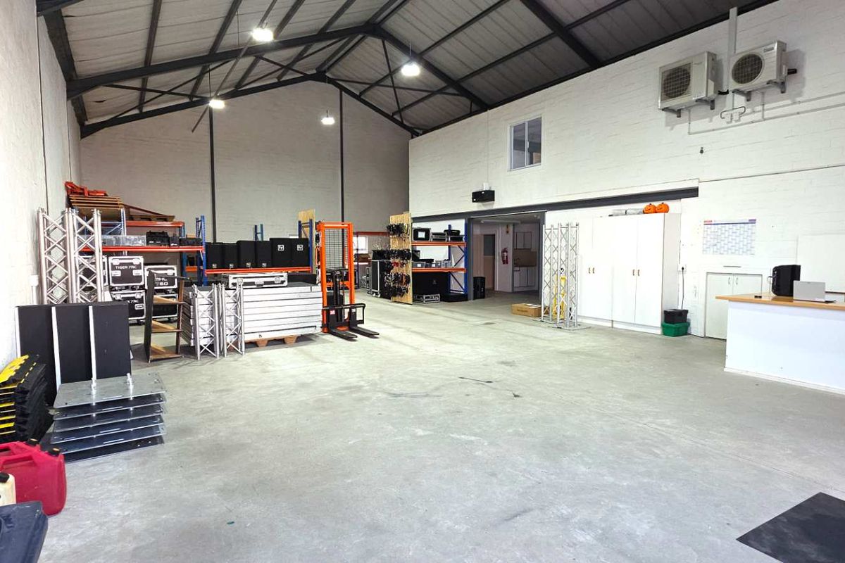 Double Volume Warehouse in Excellent Condition - Photo 2