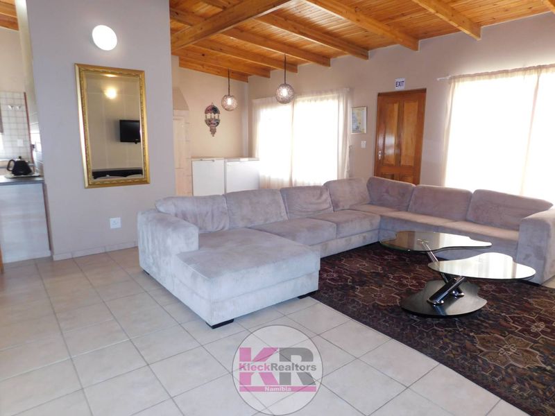 Not to be Missed!!! House with flat and separate laundry - Photo 2