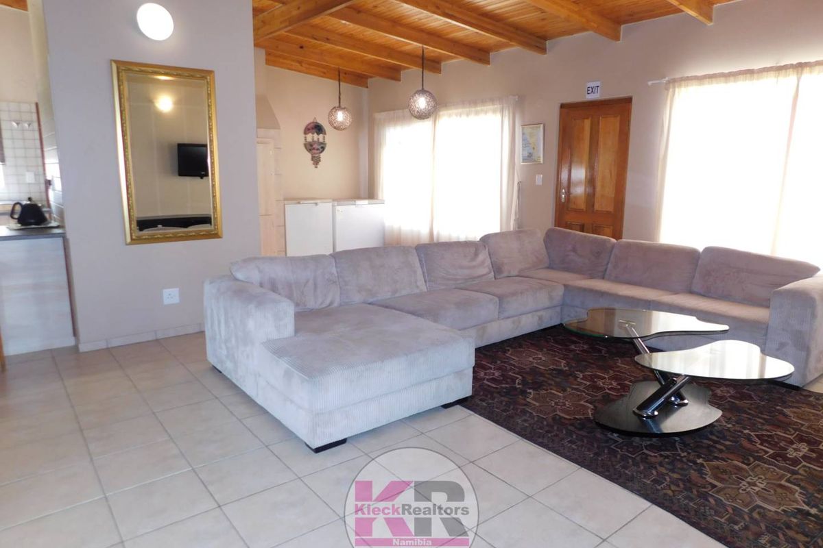 Not to be Missed!!! House with flat and separate laundry - Photo 2