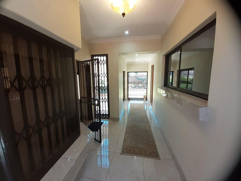 Beautiful quality modern finishes throughout this lovely home - Photo 7