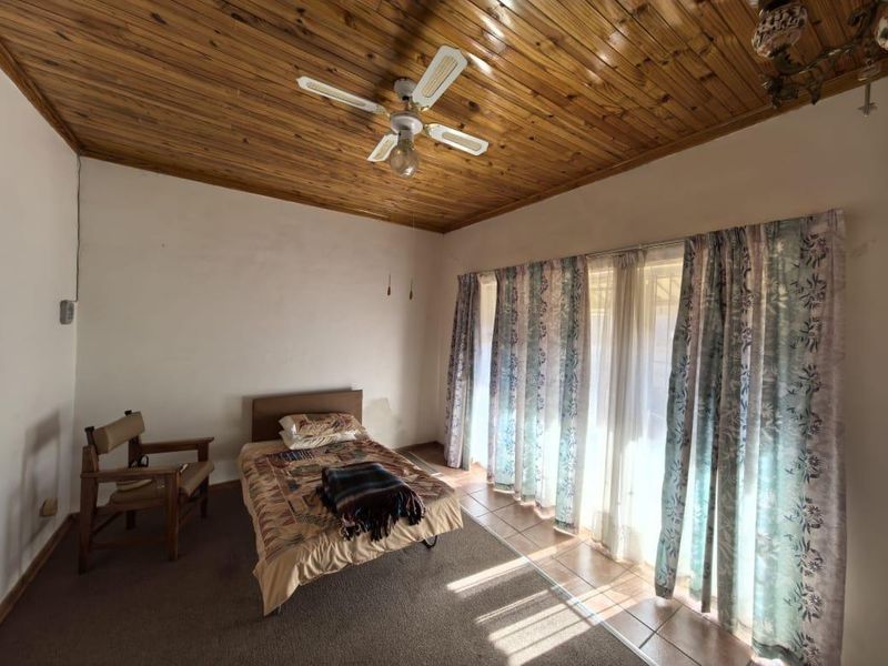 Spacious five bedroom home with flatlet, pool & off-grid features - Photo 8