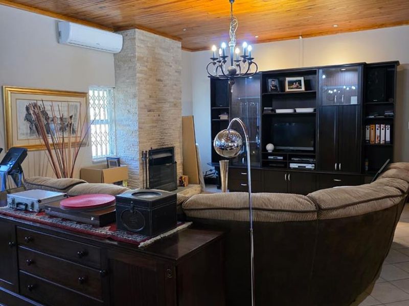 Luxury Living: Spacious Home with Pool, Flat & Entertainment Area! - Photo 8