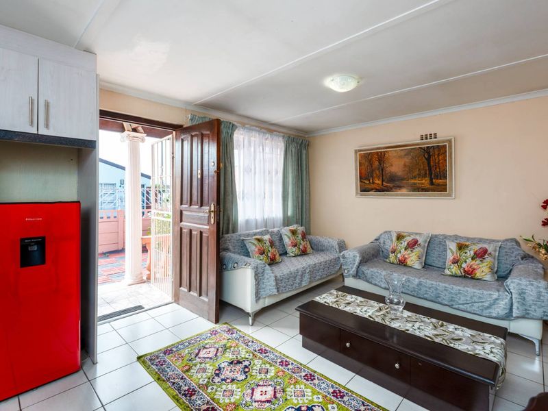 Discover Your Dream Home: Comfort and Convenience Combined!" - Photo 3