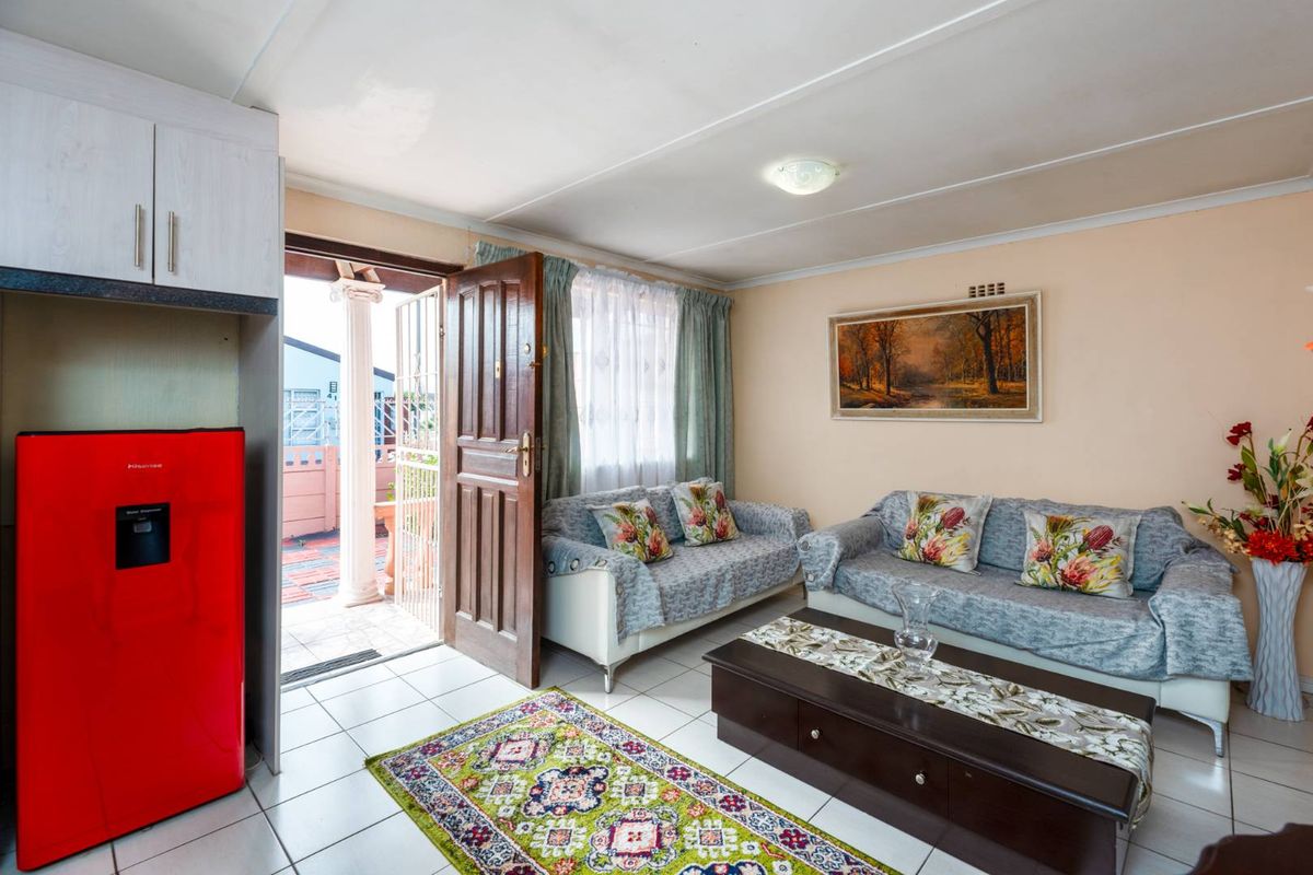 Discover Your Dream Home: Comfort and Convenience Combined!" - Photo 3