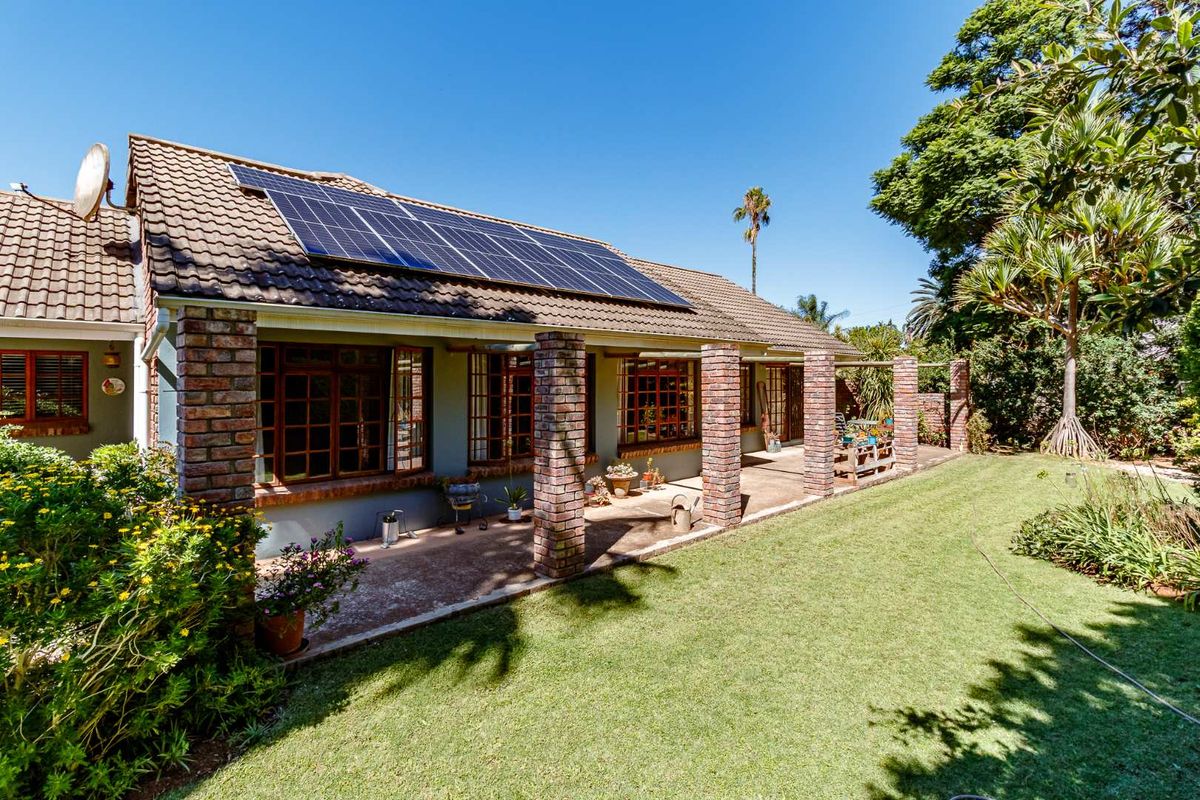 Elegant Family Estate with Pool, Indoor Braai & Off-Grid Living in Kirkwood - Photo 5