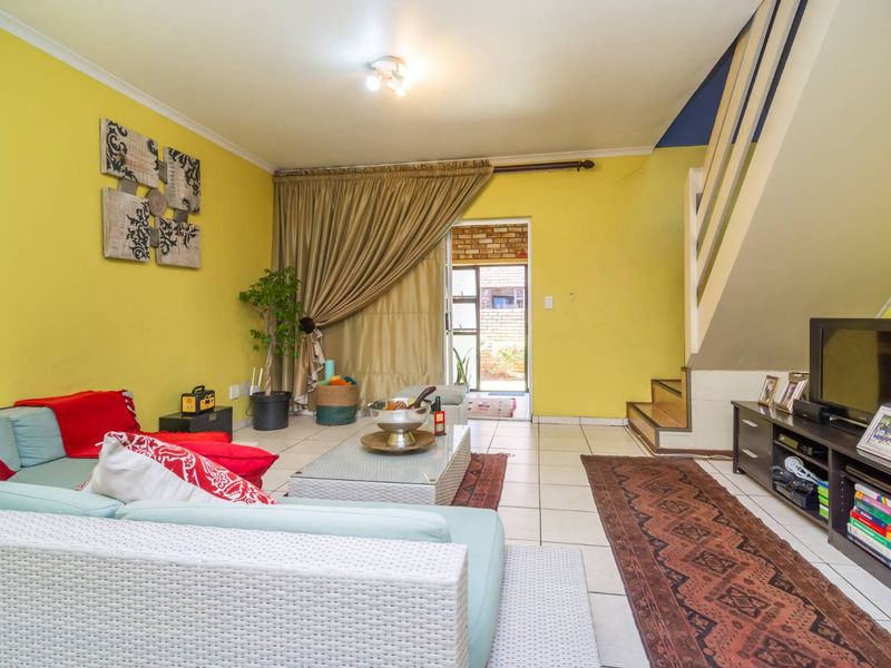 Charming townhouse in Ruimsig Manor III awaits! - Photo 4