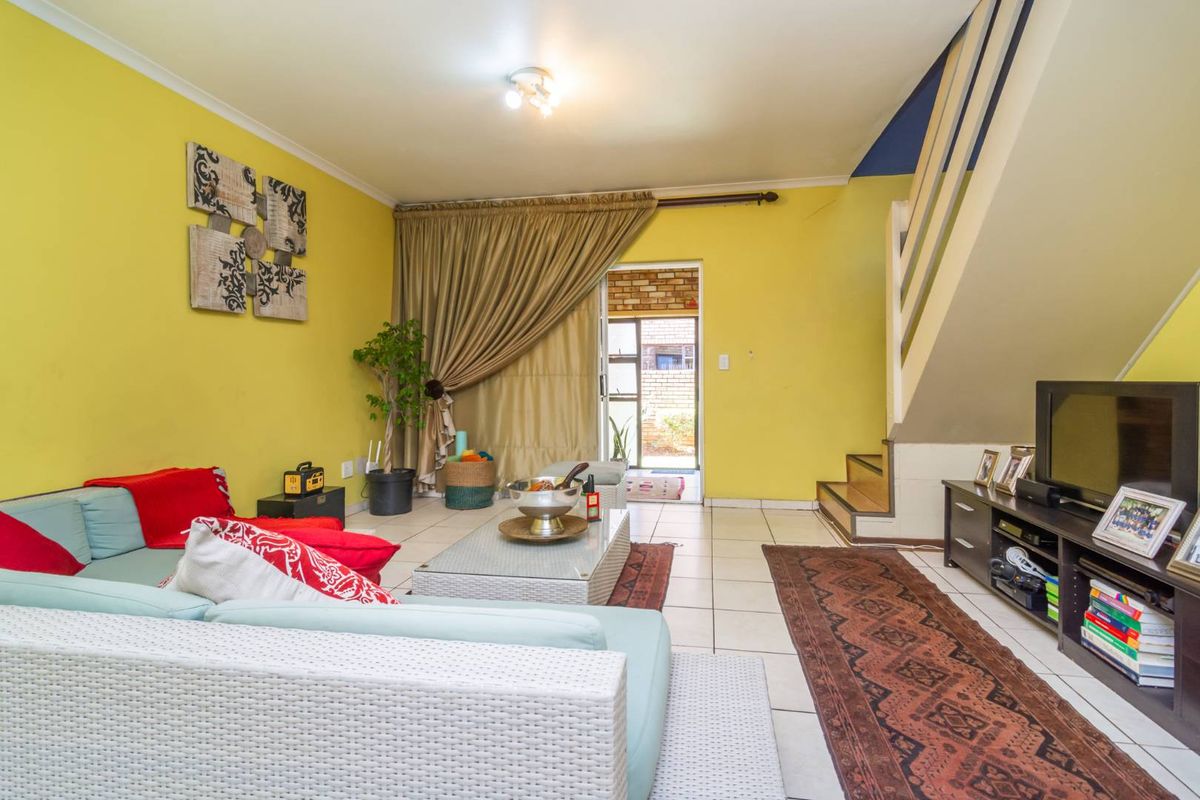 Charming townhouse in Ruimsig Manor III awaits! - Photo 4