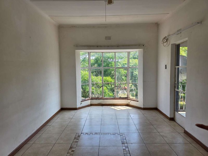 TOP FLOOR APARTMENT - Photo 8