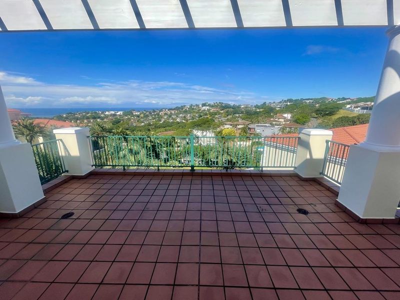 Stunning 3-Bedroom Townhouse with Panoramic Sea Views & Drive Up Access - Photo 3