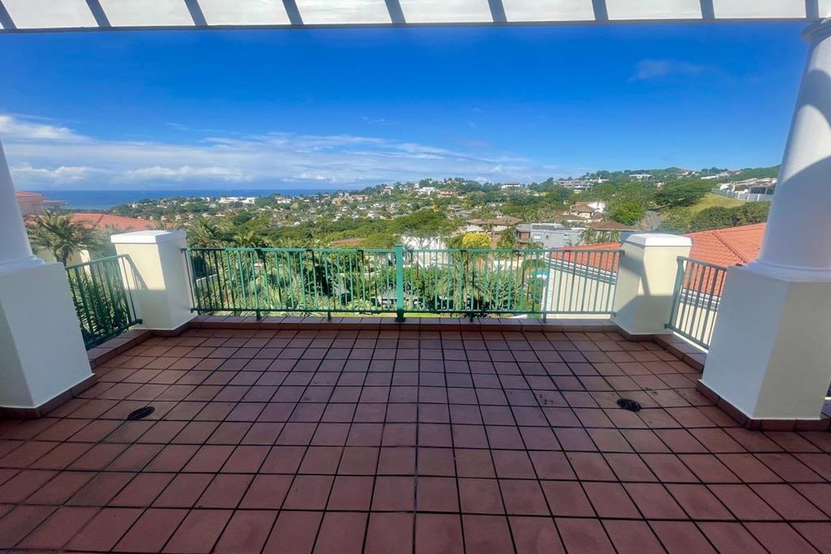 Stunning 3-Bedroom Townhouse with Panoramic Sea Views & Drive Up Access - Photo 3