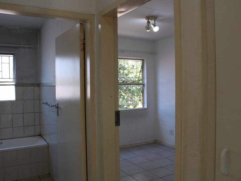 Garden Apartment Close to Mall of Africa - Photo 6