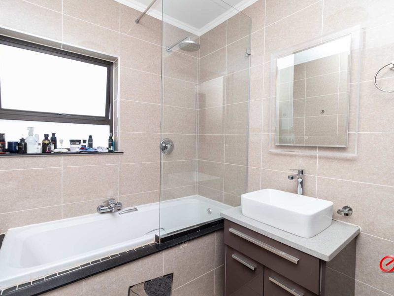 Luxury Apartment with Tenant in Prime Location - Photo 7