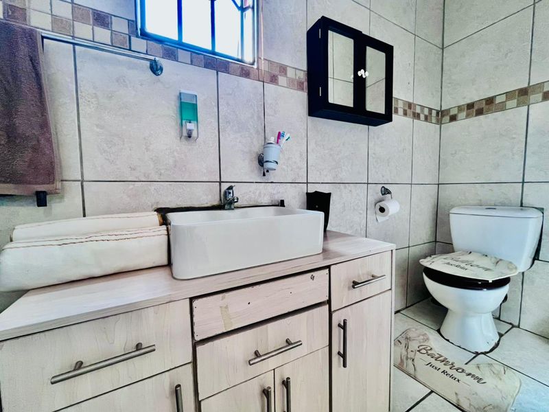 Three bedrooms house for sale in Soshanguve W W - Photo 7