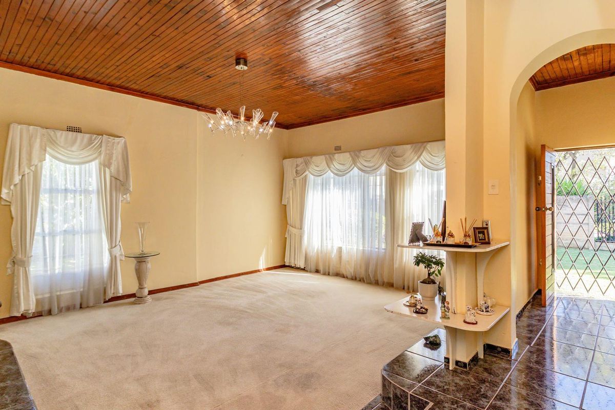 Immaculate Family Oasis with Pool and Lapa - Photo 3