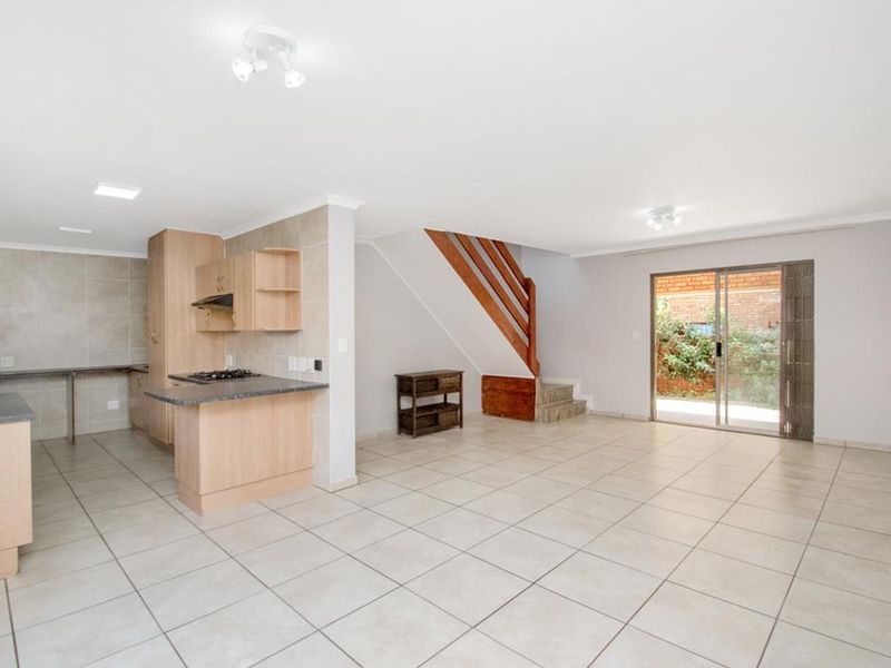 Neat 3 bedroom 2.5 bathroom home for sale in Honeydew Manor - Photo 5