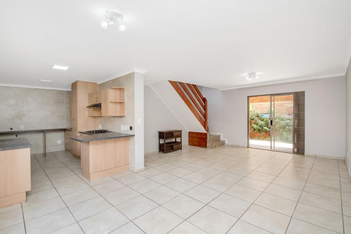 Neat 3 bedroom 2.5 bathroom home for sale in Honeydew Manor - Photo 5