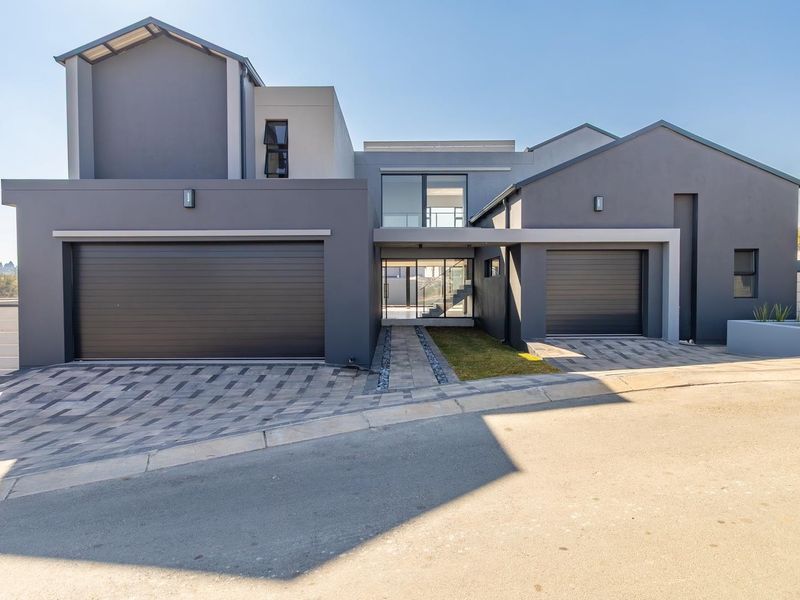 MODERN LUXURY LIVING AT ITS FINEST - Photo 2