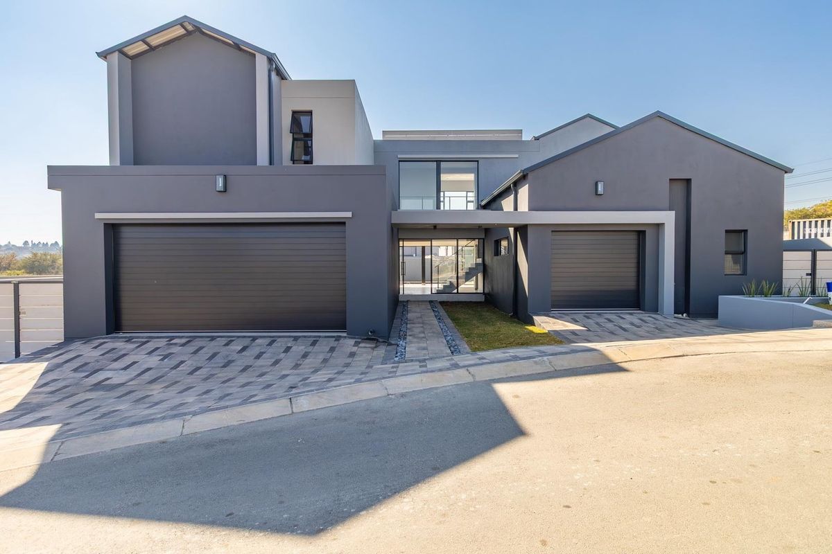 MODERN LUXURY LIVING AT ITS FINEST - Photo 2