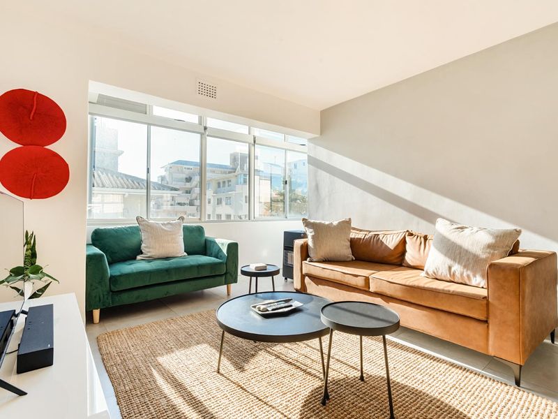 STUNNING SEA POINT APARTMENT -  PERFECT POSITION FOR STROLLERS AND JOGGERS - Photo 5