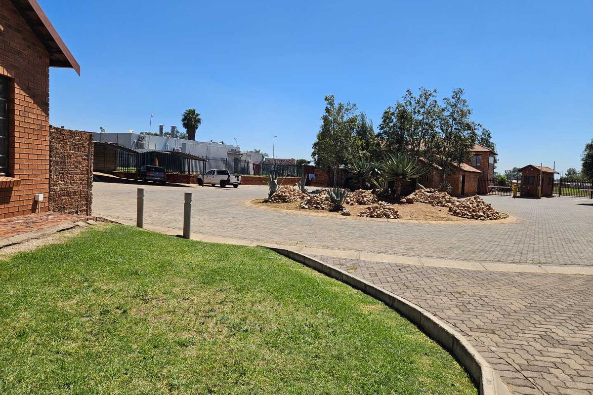 3 bedroom town house for sale - Photo 3