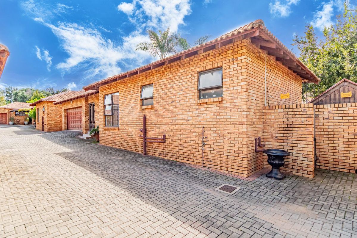 Lovely Spacious Simplex Cluster - Photo 3