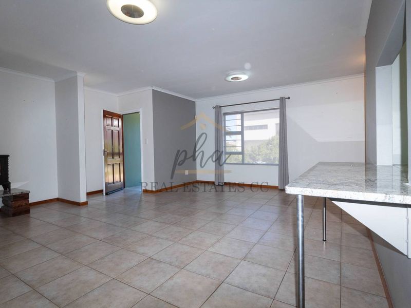 SPACIOUS Home with Flat & 4 Garages - Photo 2