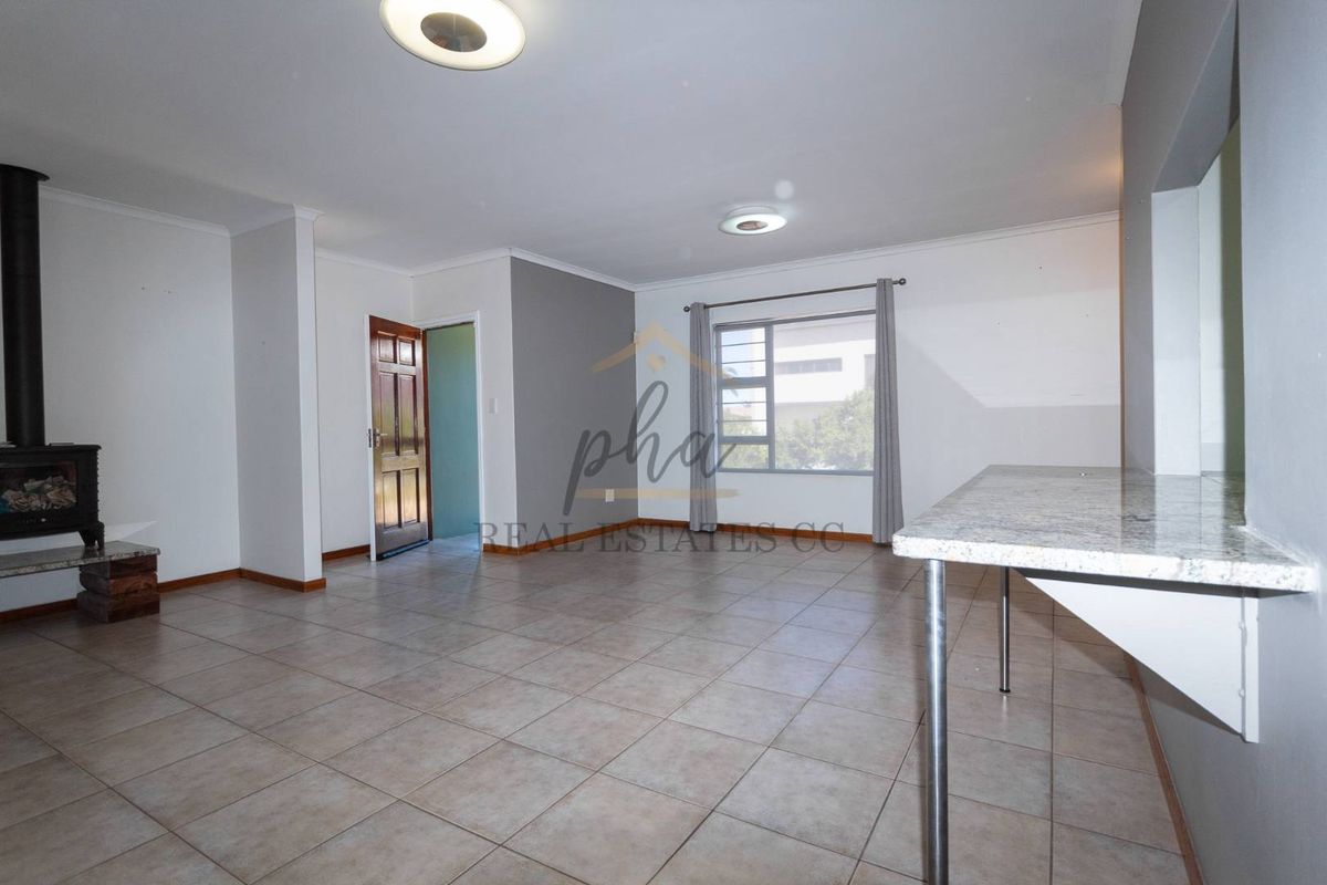 SPACIOUS Home with Flat & 4 Garages - Photo 2