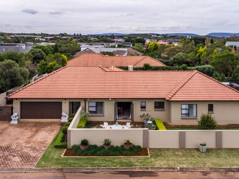 Charming Four-Bedroom Family Home in The Ridge Estate - Photo 2