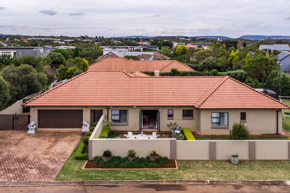 Charming Four-Bedroom Family Home in The Ridge Estate - Photo 2