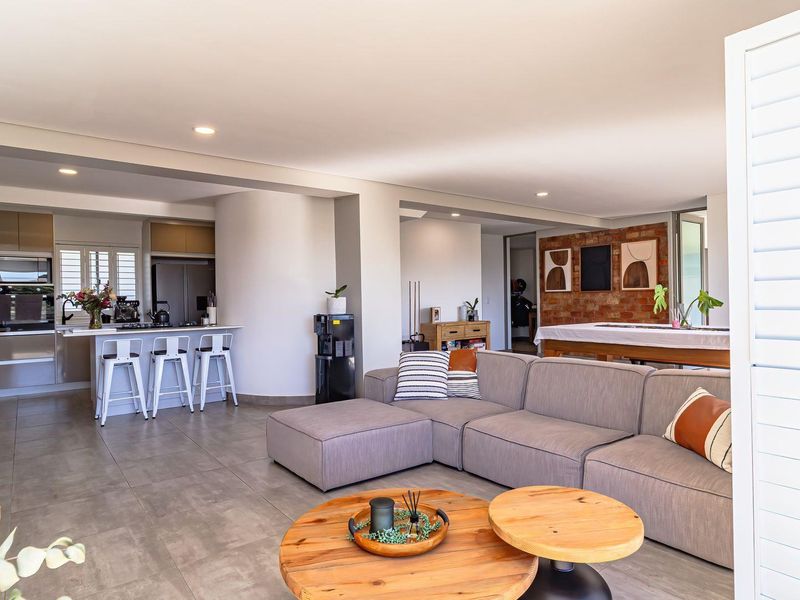 Penthouse perfection: Close to beaches, shops & views - Photo 8