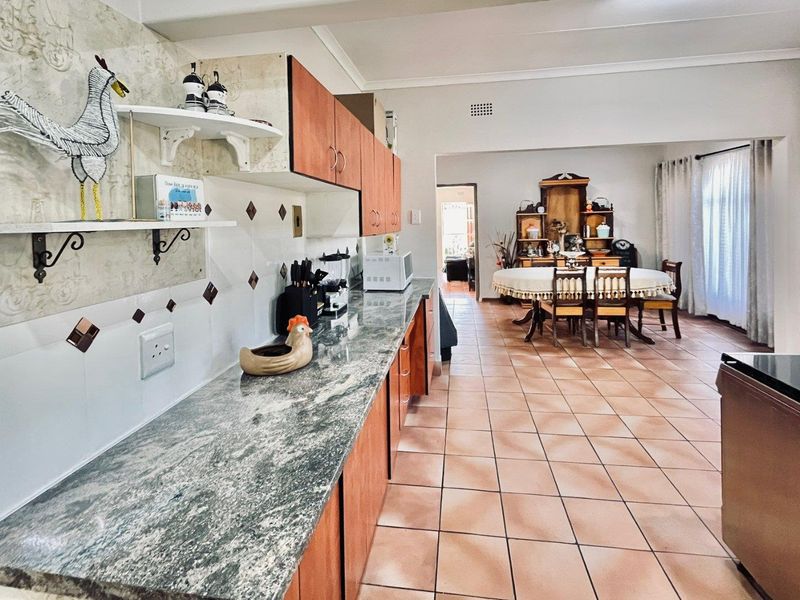 Two Three bedroom houses with two bathrooms on the same property - Photo 7